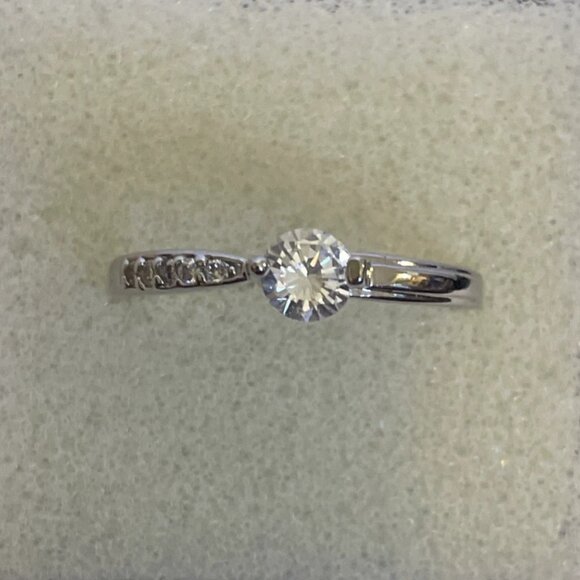 Shining Silver Tone Clear Stone Solitaire with 5 Side Stones Ring Size 8.75 - Picture 2 of 12